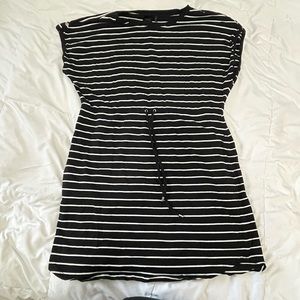 Stripped dress with pockets and elastic waistband and tie